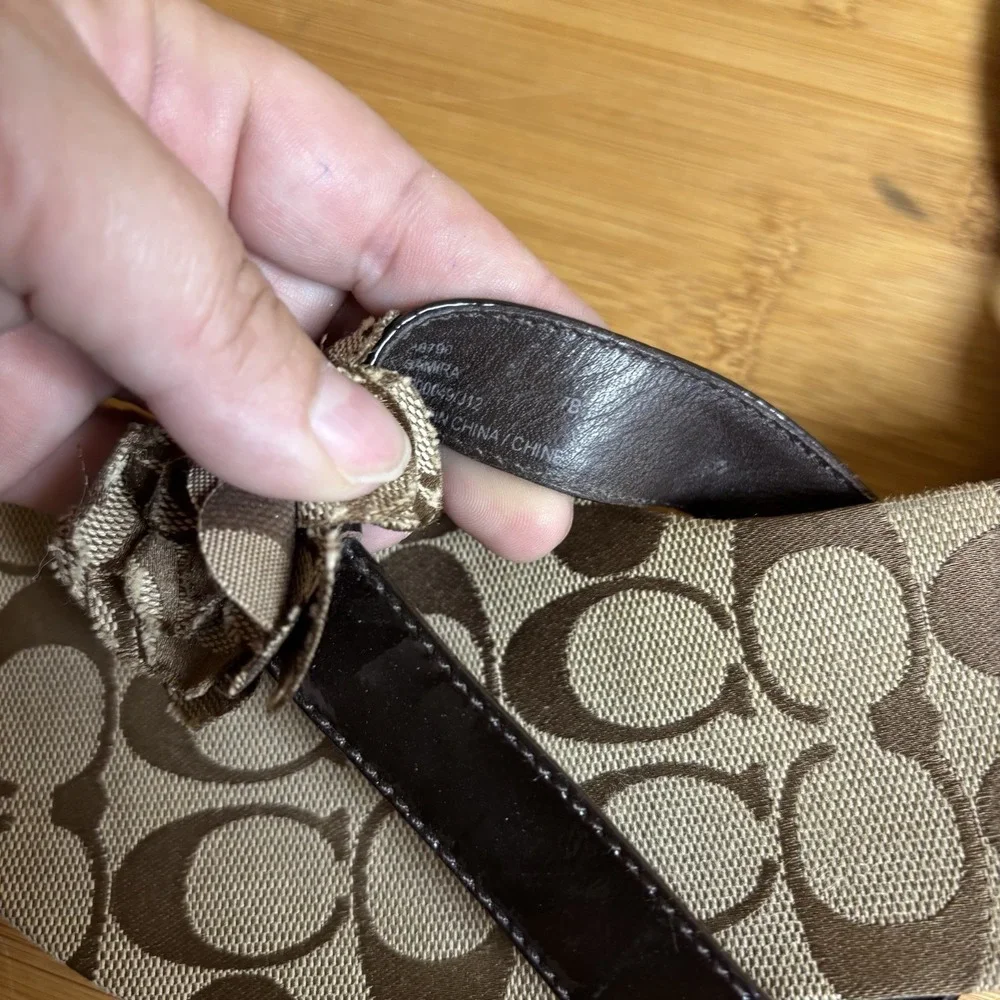 Women's Signature Coach Slip On Sandals 7B Brown Patent Leather Strap- Flower‎